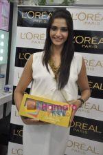 Sonam Kapoor at the launch of Spring Summer 2010 look Golden Girl in Mumbai on 14th March 2010 (21).JPG
